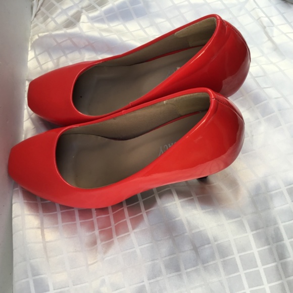 Women’s Delicacy Red Pumps - Picture 5 of 8